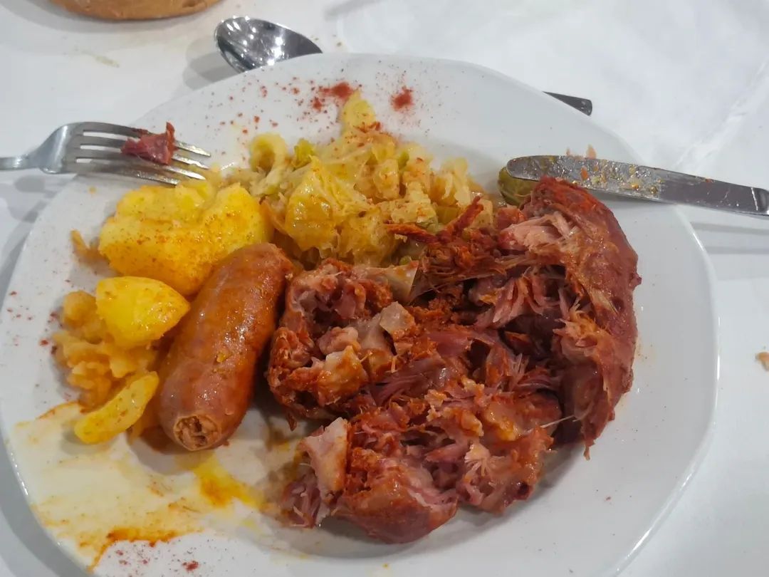Plato de botillo de Bembibre con guarnición de patatas y chorizo