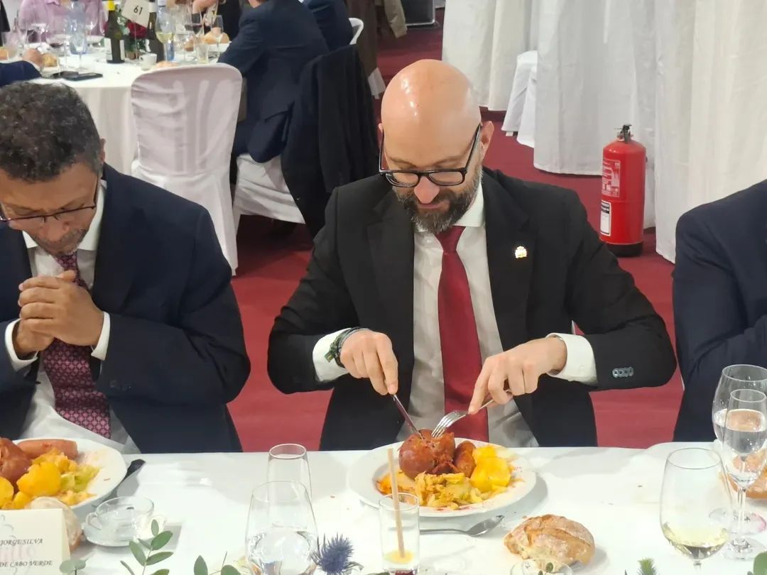 Persona disfrutando de un plato de botillo en un evento
