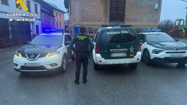 Vehículos de la Guardia Civil en Noceda del Bierzo durante la búsqueda