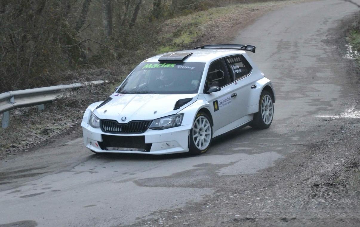 Coche de rallye en el tramo Cacabelos-Quilos durante la competición