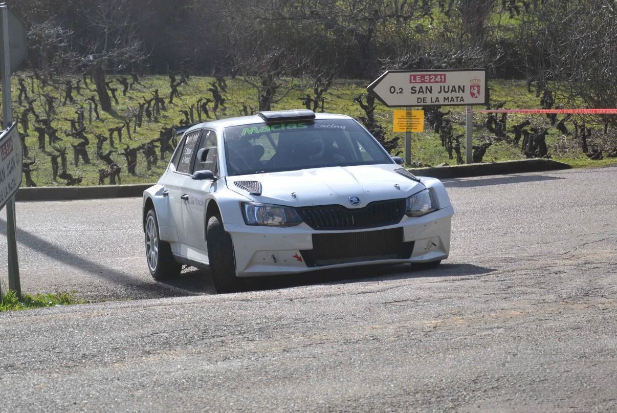 Coche de rallye en el tramo Cacabelos-Quilos durante la competencia