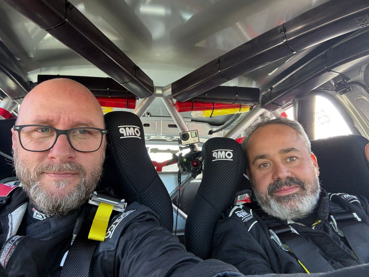 Pilotos en el interior de un coche de rallye durante la competición