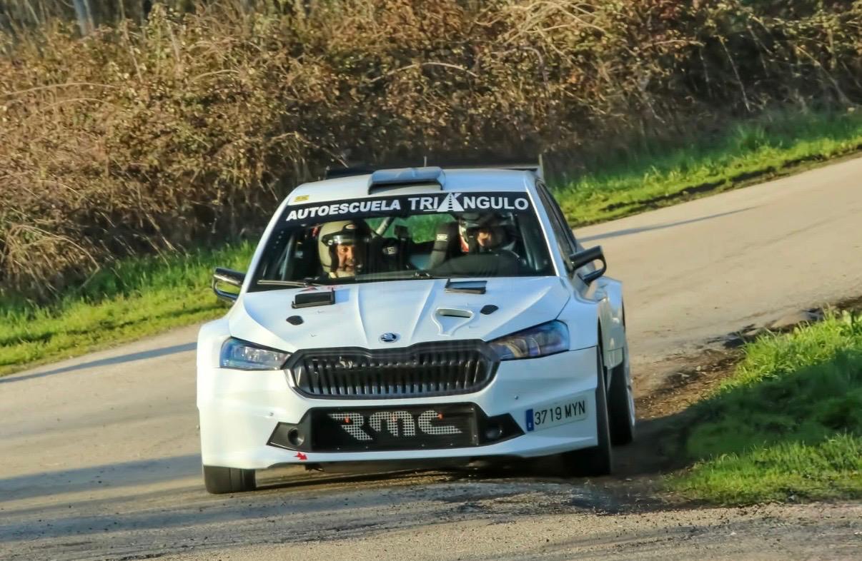 Coche de rallye compitiendo en el tramo Cacabelos-Quilos