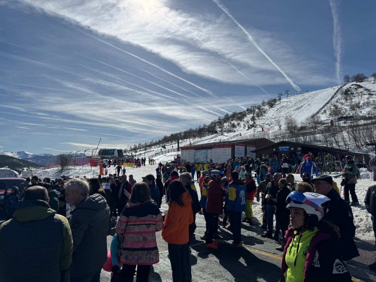 Multitud de personas en la estación invernal Valle de Laciana-Leitariegos durante una cacerolada.