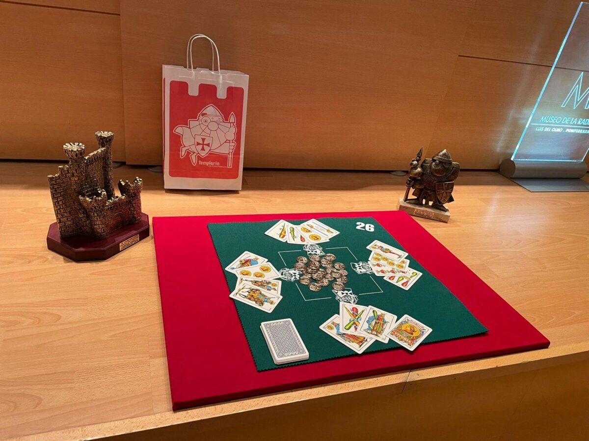 Mesa de juego con cartas y fichas del Campeonato de Mus en Ponferrada