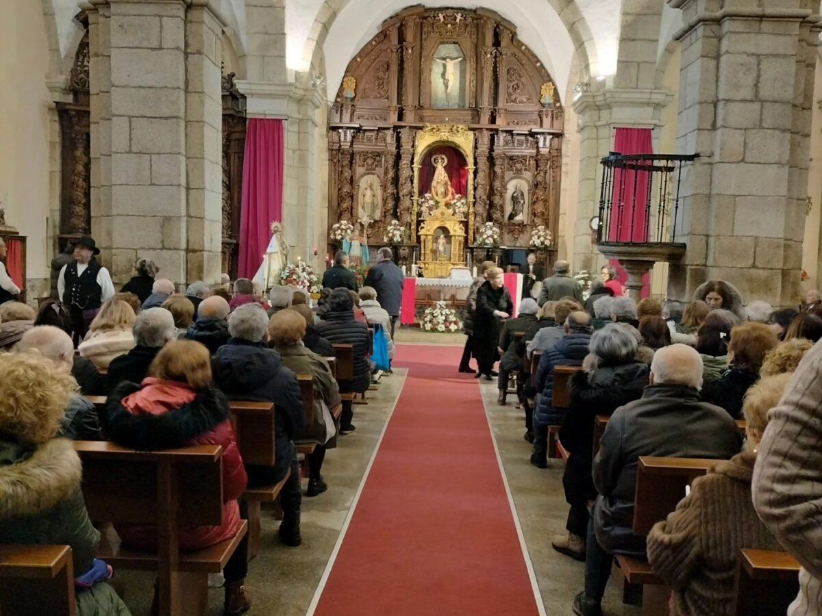 Celebración del Día de San Blas con personas en una iglesia