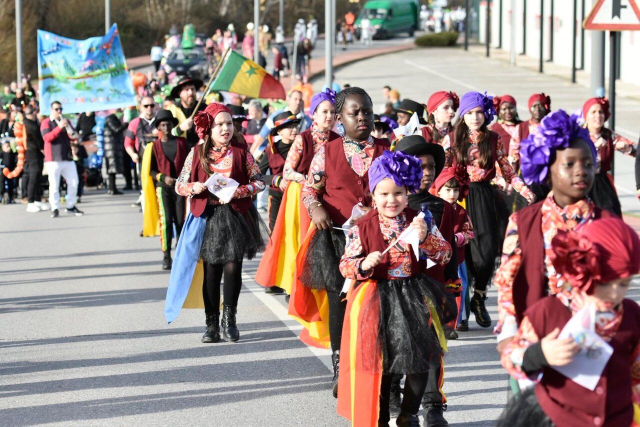 Desfile del Carnaval de Bembibre con niños y banderas