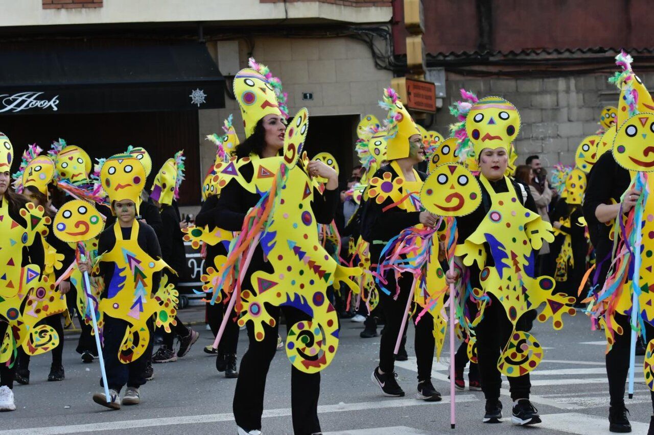 Participantes del Carnaval de Bembibre con disfraces coloridos y alegres