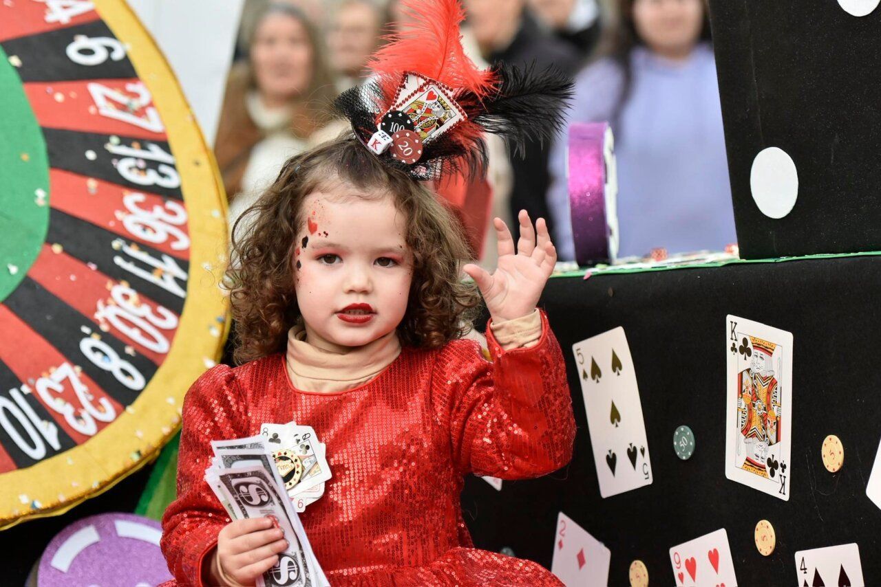 Niña con disfraz brillante en el Carnaval de Bembibre