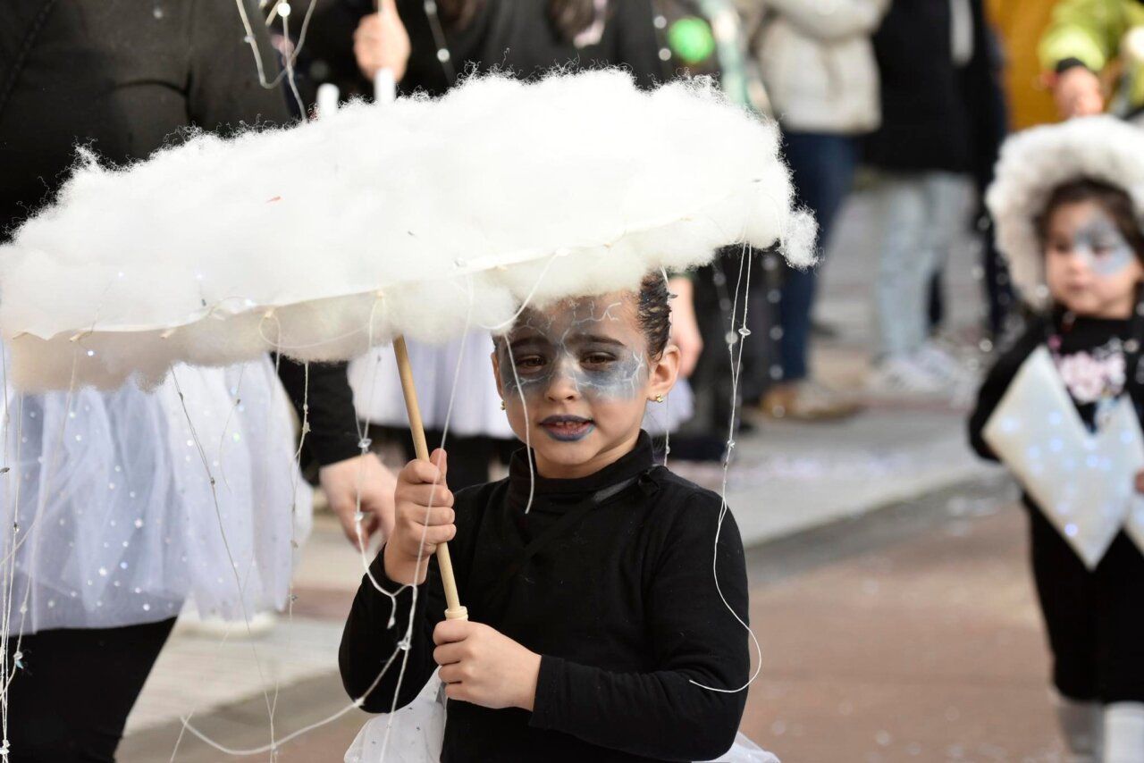 Niña disfrazada en el Carnaval de Bembibre con un paraguas de nubes