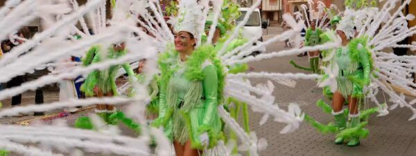 Participantes del desfile de carnaval en Camponaraya 2026 con disfraces verdes