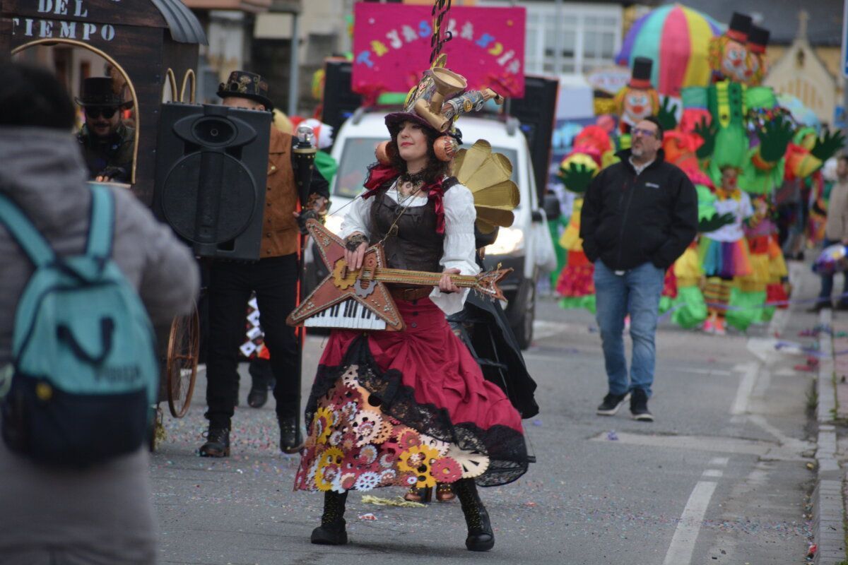 Mujer disfrazada en el Carnaval de Camponaraya con instrumentos musicales