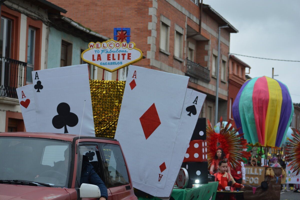 Carroza del carnaval con cartas y decoración colorida en Camponaraya