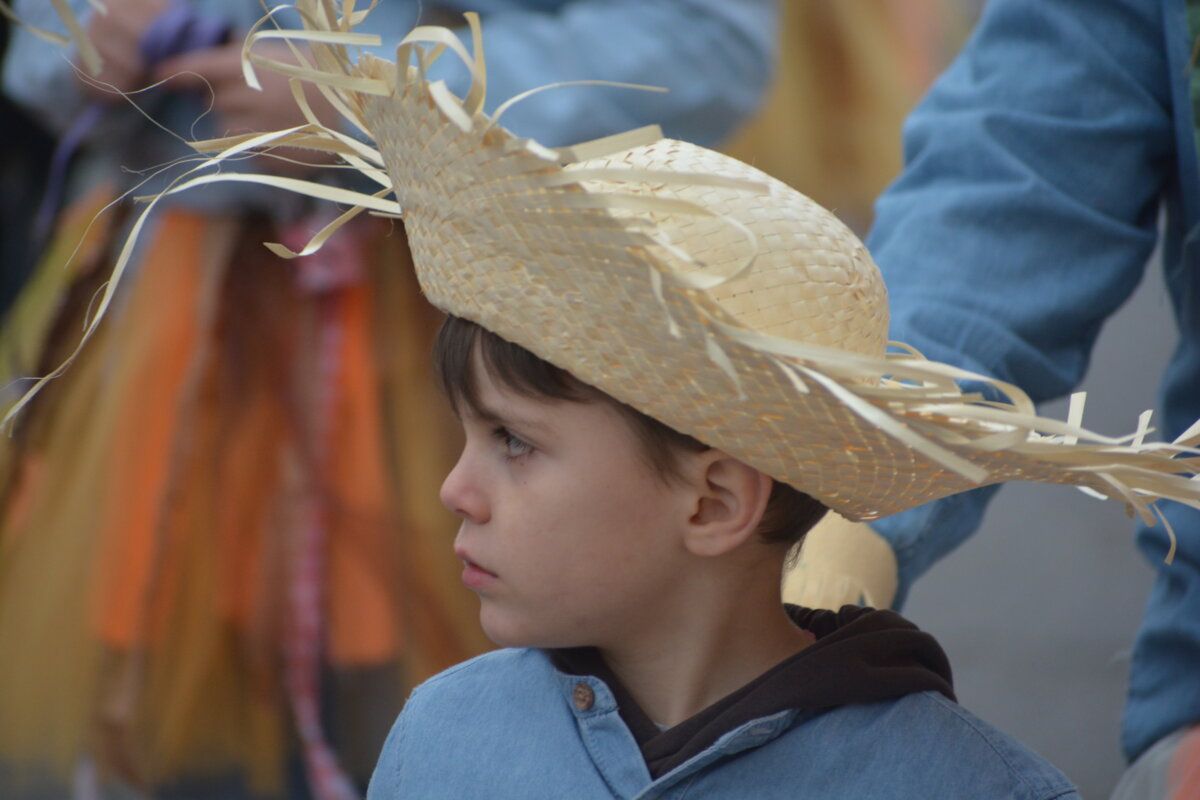 Niño con sombrero de paja en el carnaval de Camponaraya