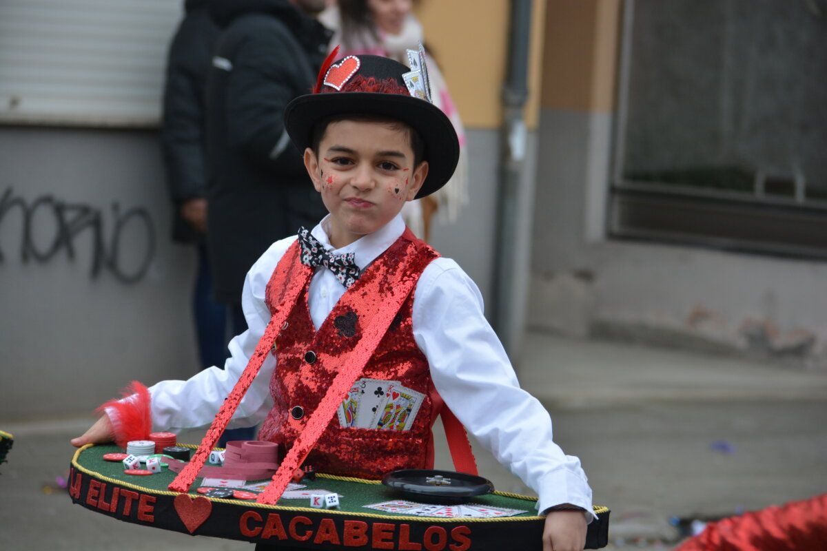 Niño disfrazado en el carnaval de Camponaraya con vestimenta brillante
