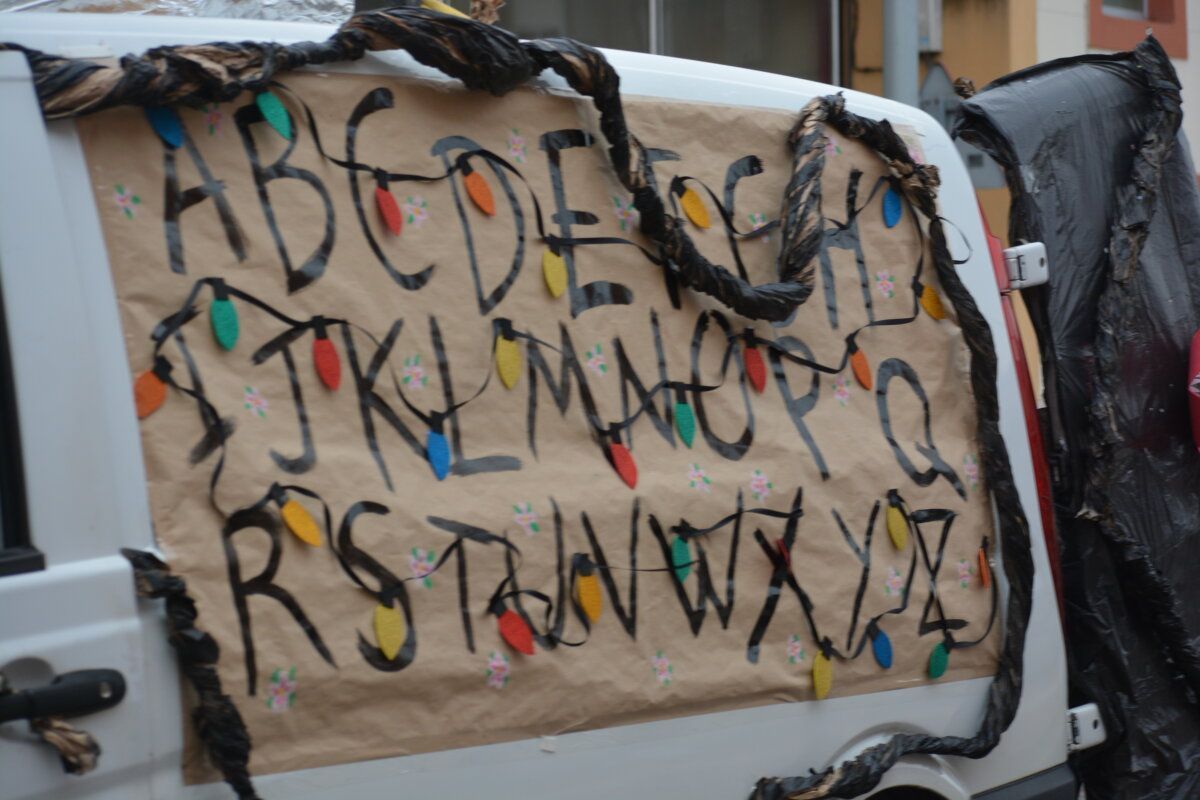 Decoración de furgoneta en el carnaval de Camponaraya con letras y luces