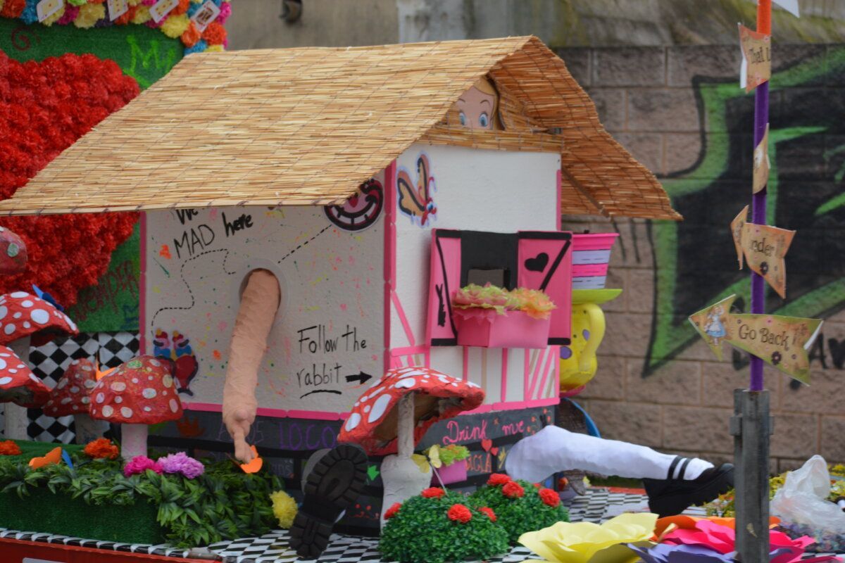 Carroza decorada con flores y elementos coloridos en el carnaval de Camponaraya