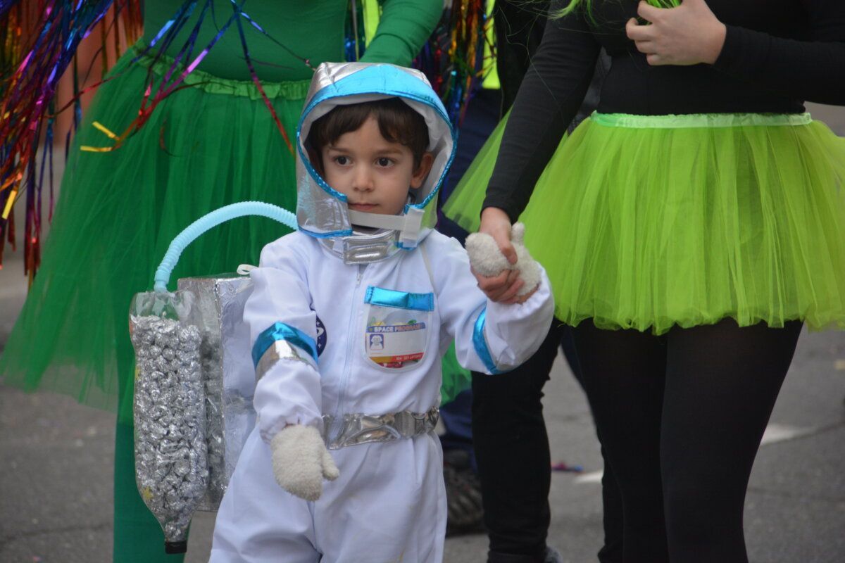 Niño disfrazado de astronauta en el carnaval de Camponaraya
