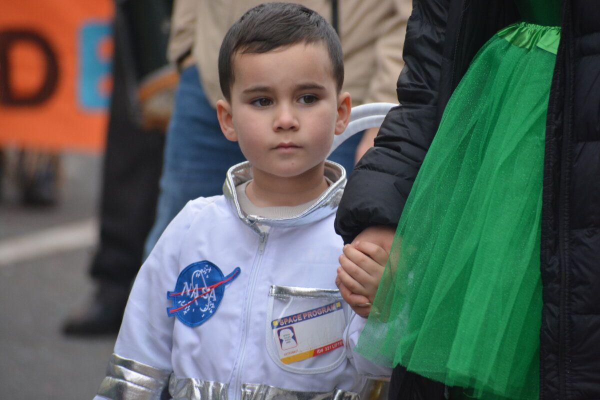 Niño vestido de astronauta durante el carnaval en Camponaraya