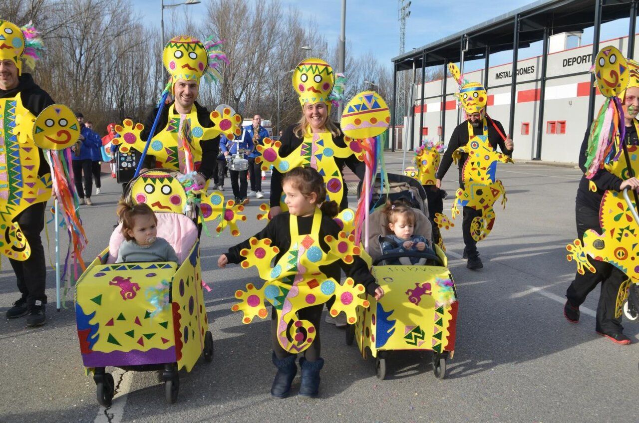Grupo de personas disfrazadas en el Carnaval de Bembibre