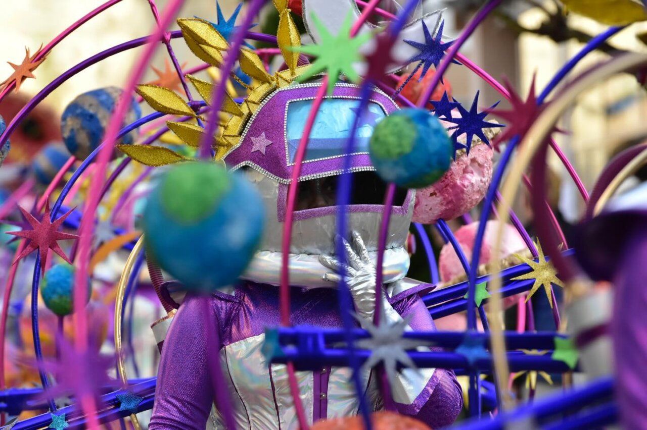 Persona disfrazada en el Carnaval de Bembibre con decoraciones coloridas