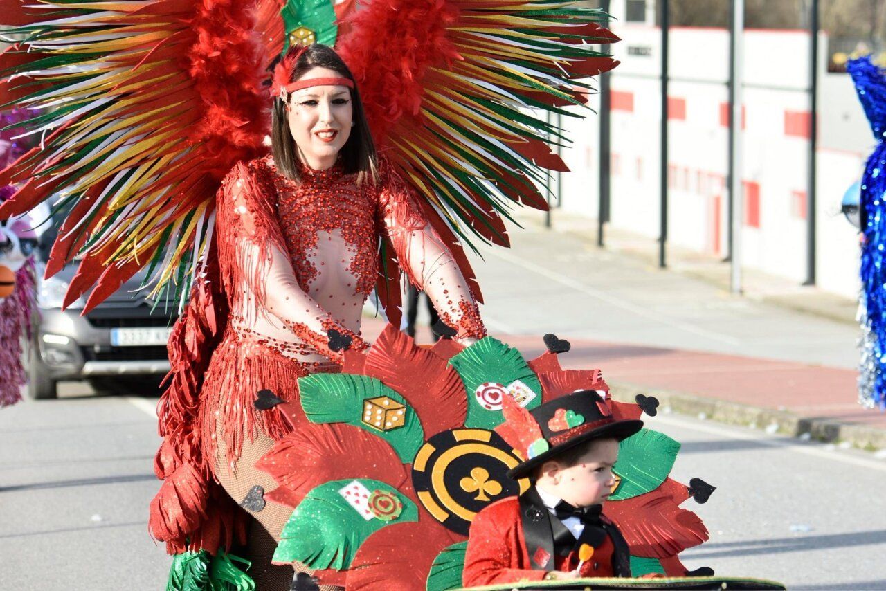 Participante del Carnaval de Bembibre con disfraz colorido y plumas