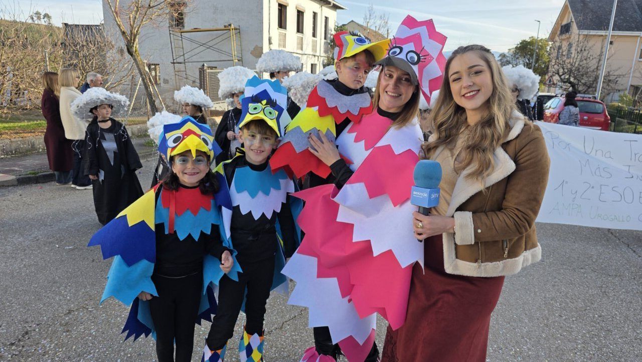 Grupo de niños y adultos disfrazados en el carnaval de Arganza