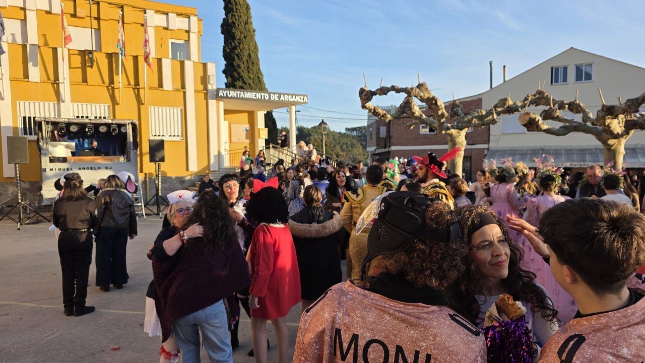 Celebración del Carnaval en la plaza del Ayuntamiento de Arganza