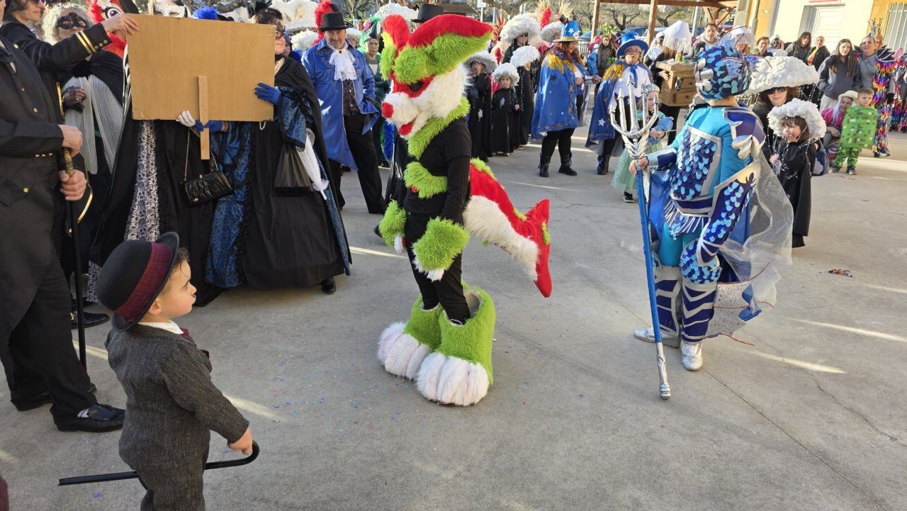 Niños y adultos disfrazados en el Carnaval de Arganza