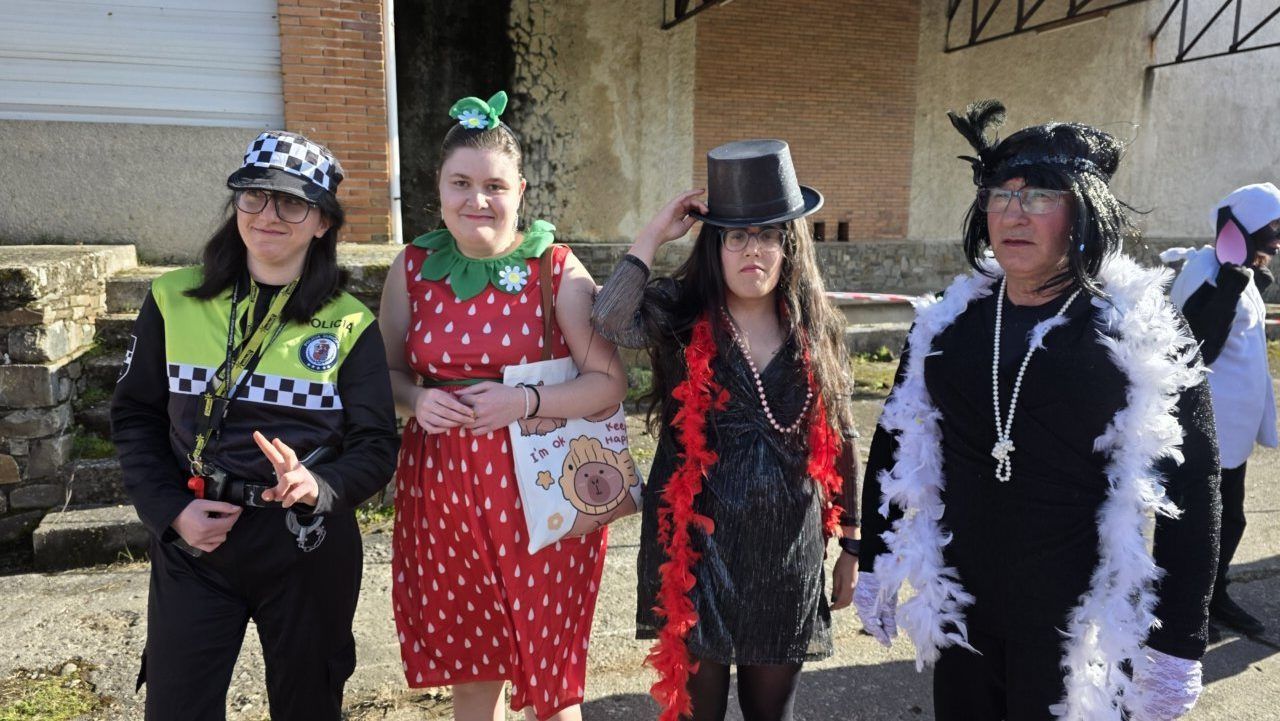 Cuatro personas disfrazadas en el carnaval de Arganza