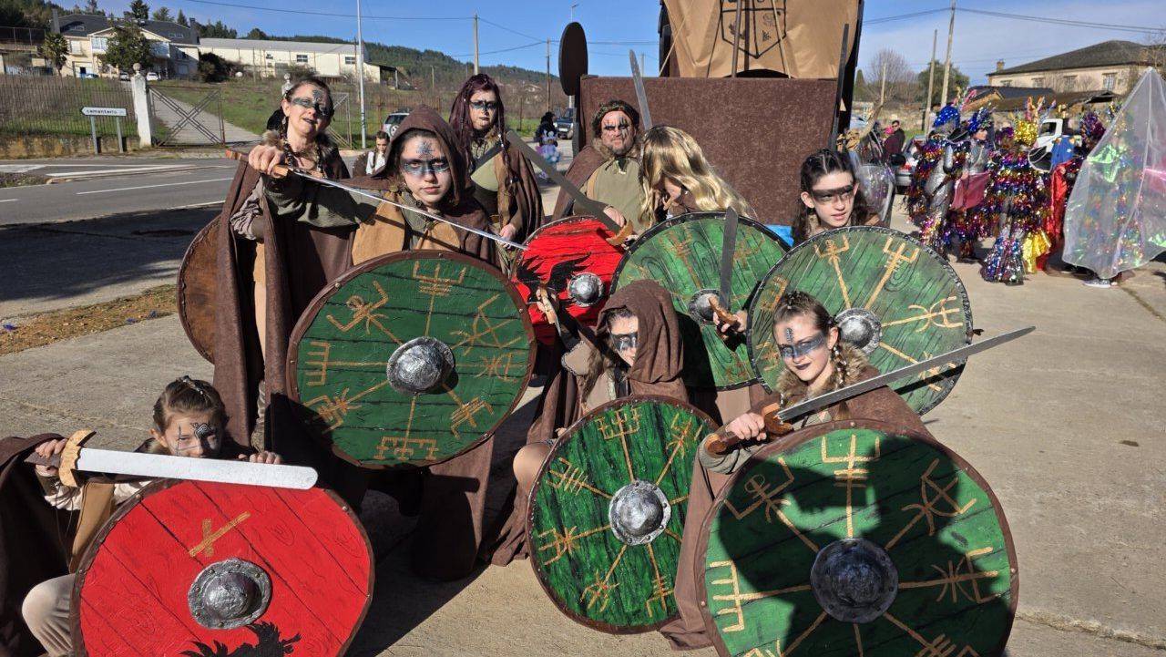 Grupo de personas disfrazadas con escudos en el carnaval de Arganza