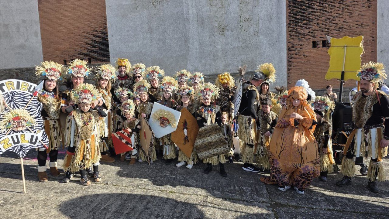 Grupo de personas en trajes tradicionales durante el Carnaval en Arganza