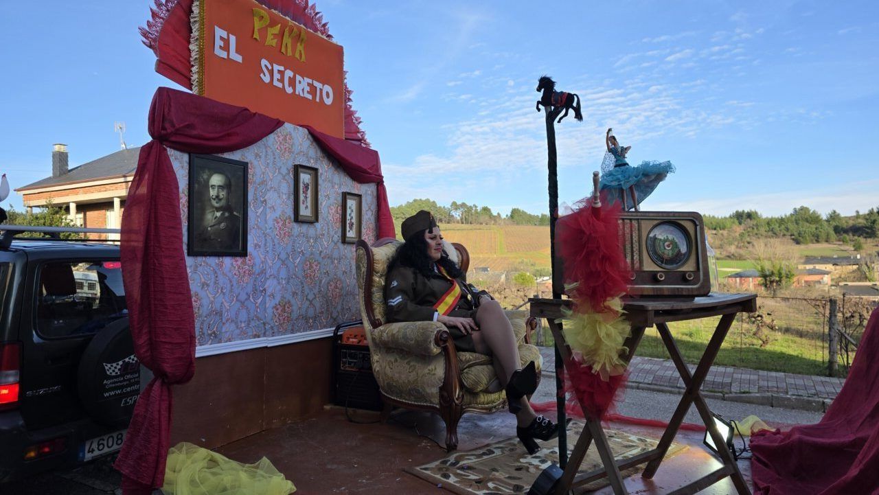 Mujer disfrazada en carroza del carnaval de Arganza
