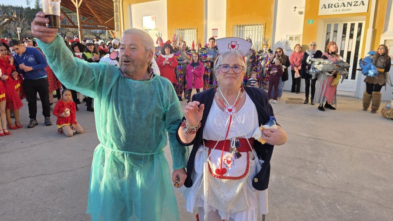 Dos personas vestidas con disfraces en el Carnaval de Arganza