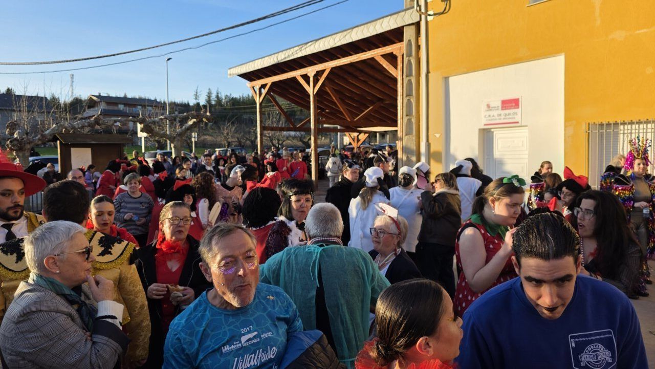 Multitud de personas celebrando el Carnaval en Arganza