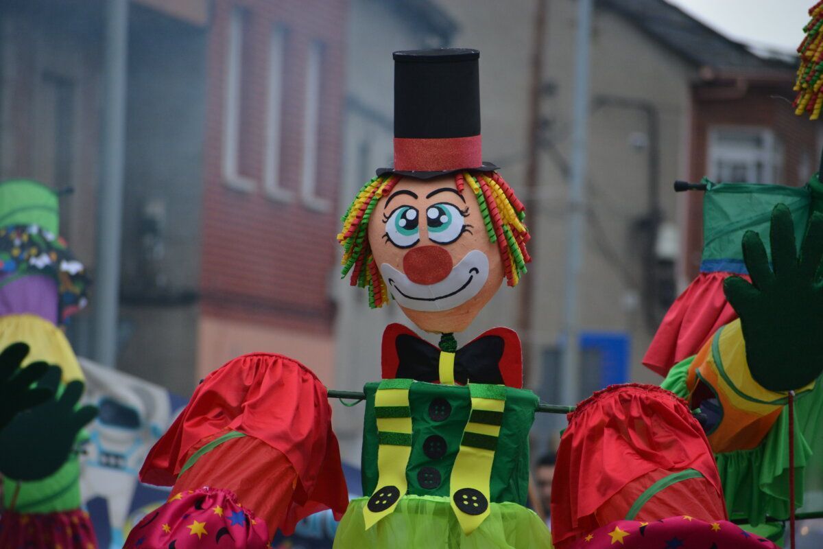 Muñeco de carnaval con cara de payaso en Camponaraya