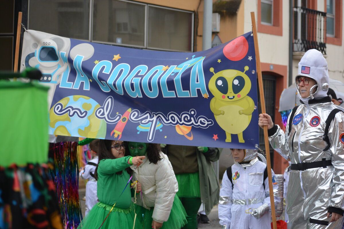 Participantes del carnaval de Camponaraya con un cartel temático del espacio