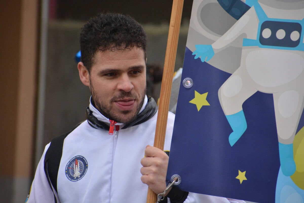 Participante del carnaval de Camponaraya sosteniendo un cartel