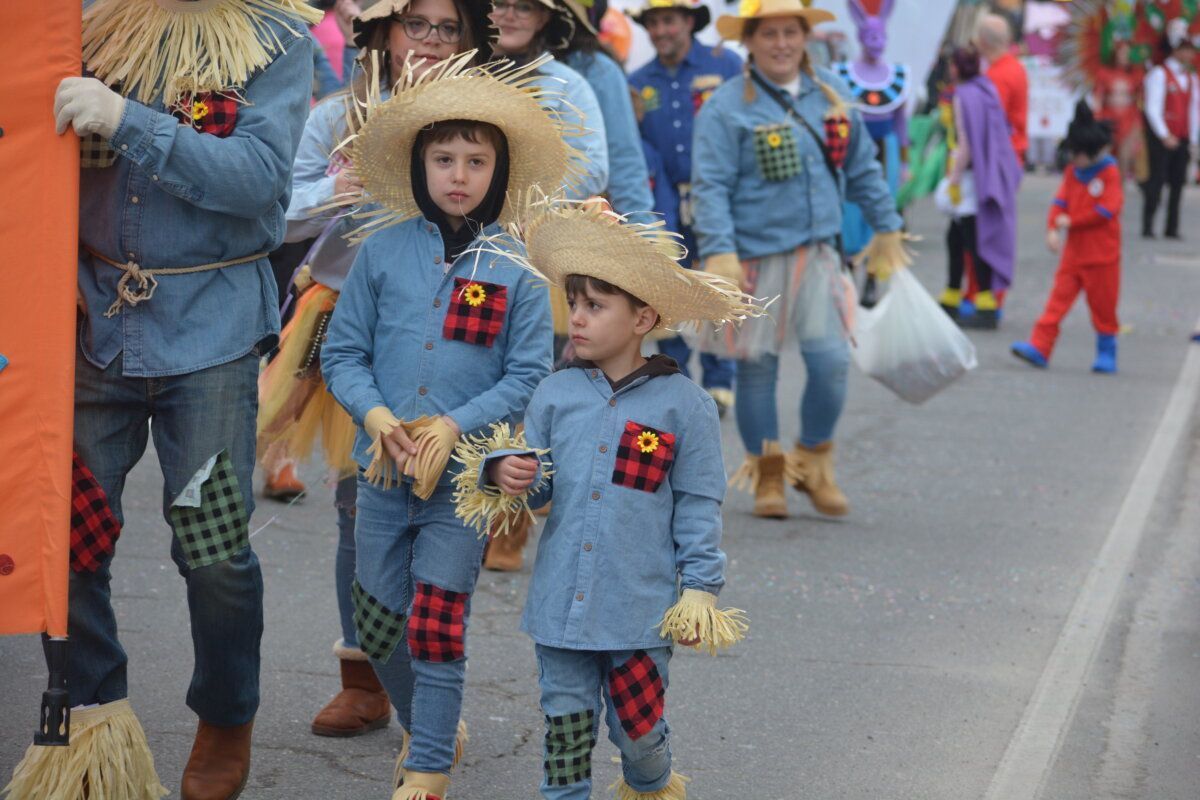Niños disfrazados de espantapájaros en el carnaval de Camponaraya
