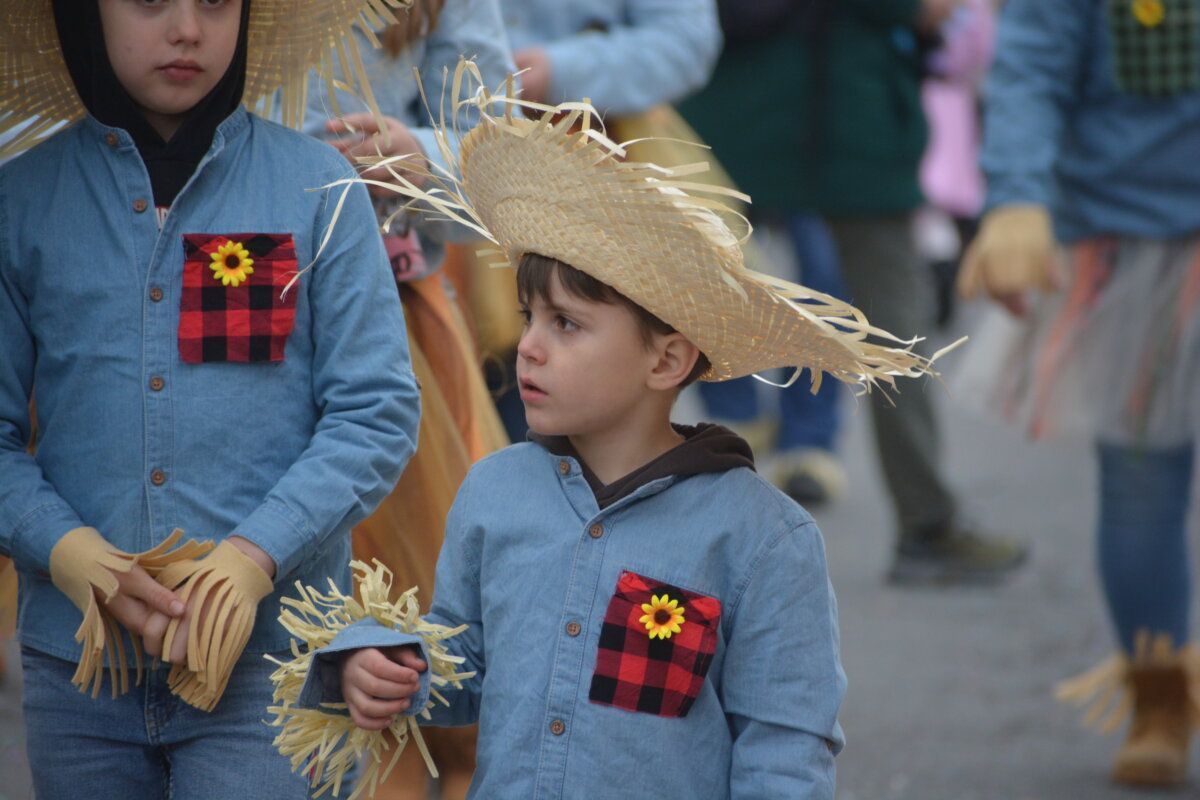 Niños con sombreros de paja en el carnaval de Camponaraya