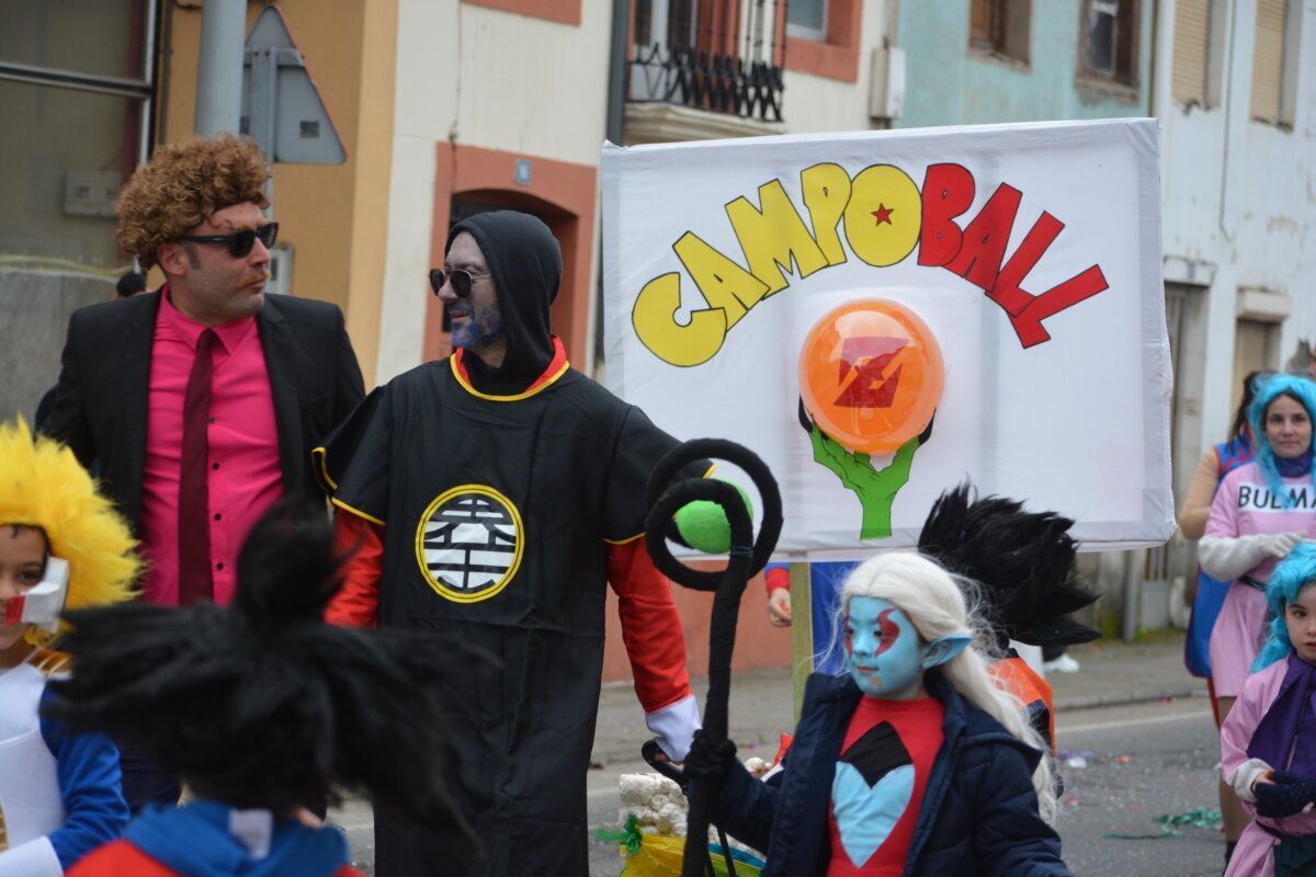 Personas disfrazadas en el carnaval de Camponaraya