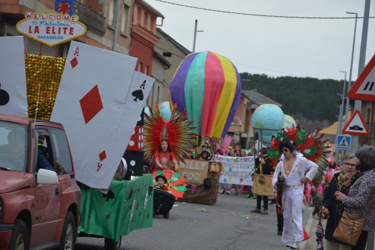 Desfile de carnaval en Camponaraya con disfraces y globos de colores