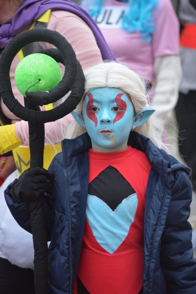 Niño disfrazado en el Carnaval de Camponaraya con cara pintada