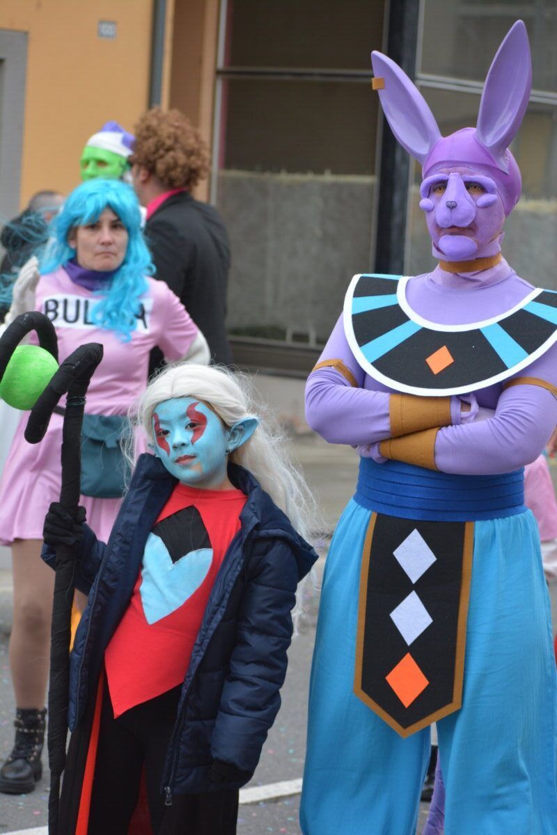 Personas disfrazadas durante el carnaval en Camponaraya, Bierzo.