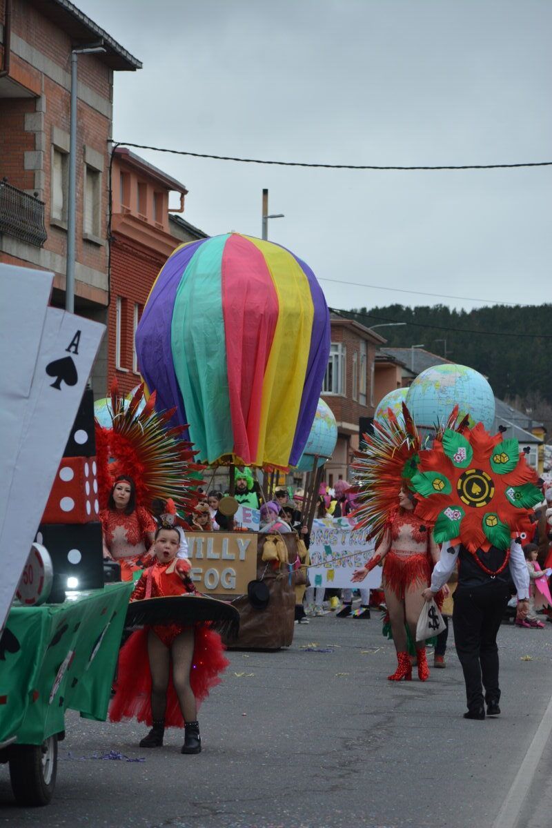 Desfile de carnaval en Camponaraya con disfraces coloridos y globos.