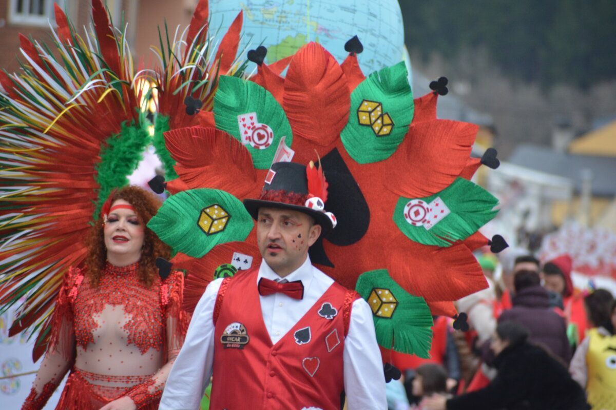 Participantes del carnaval de Camponaraya con trajes coloridos y plumas