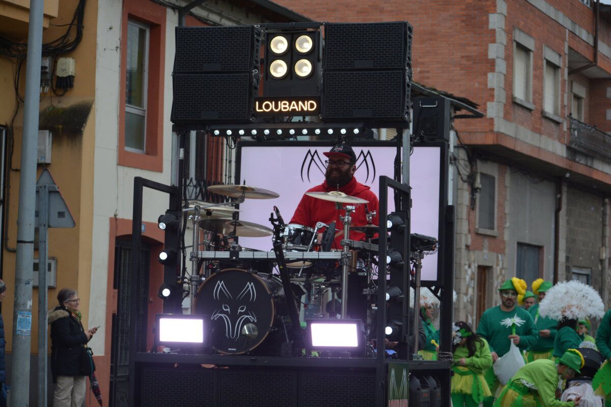 Músico tocando la batería en el carnaval de Camponaraya