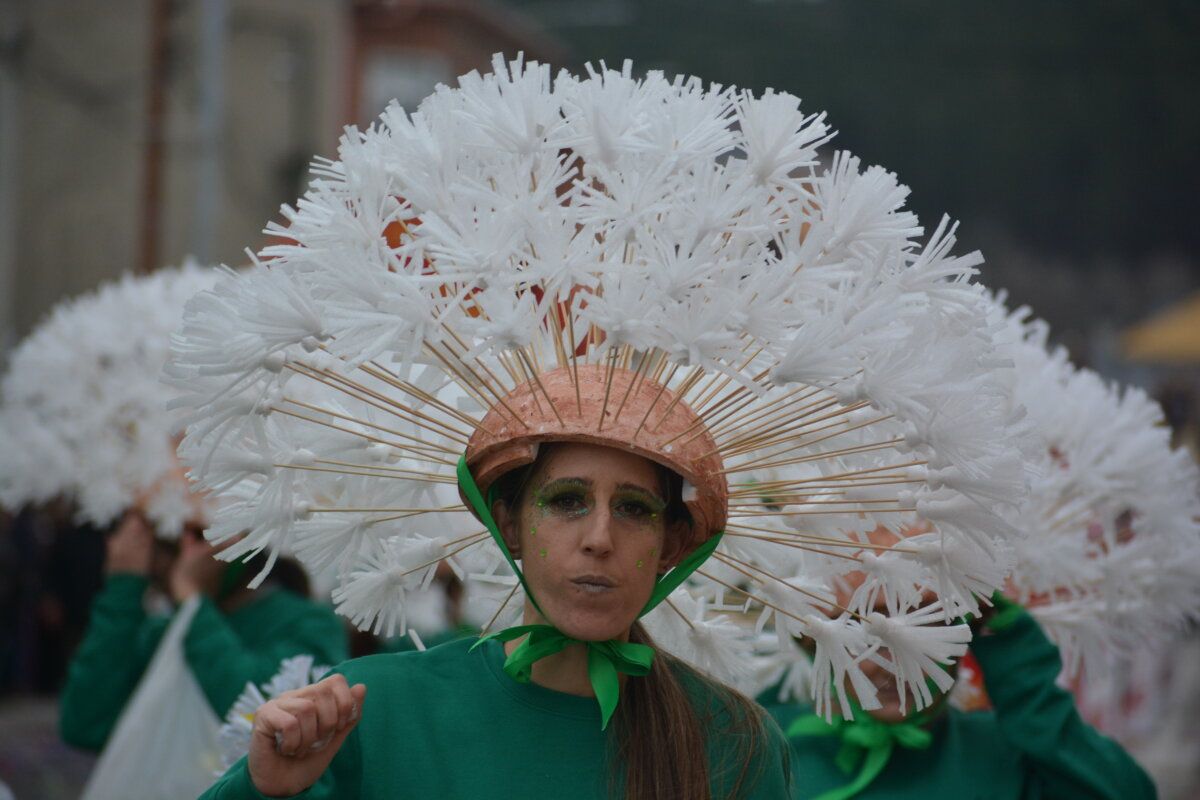 Participante del carnaval de Camponaraya con un elaborado sombrero decorativo