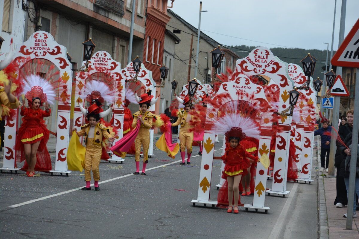 Desfile de carnaval en Camponaraya con trajes coloridos y decoraciones festivas