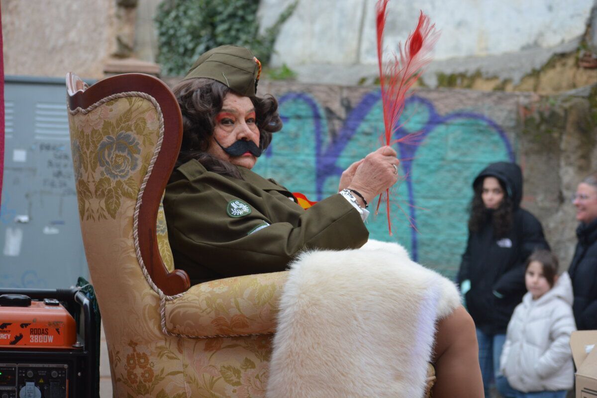 Persona disfrazada en el Carnaval de Camponaraya con un sillón decorativo